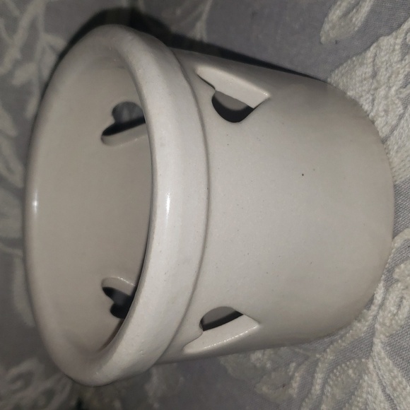RRP (Roseville) 1 pint crock, heart cut outs creme - Picture 1 of 4